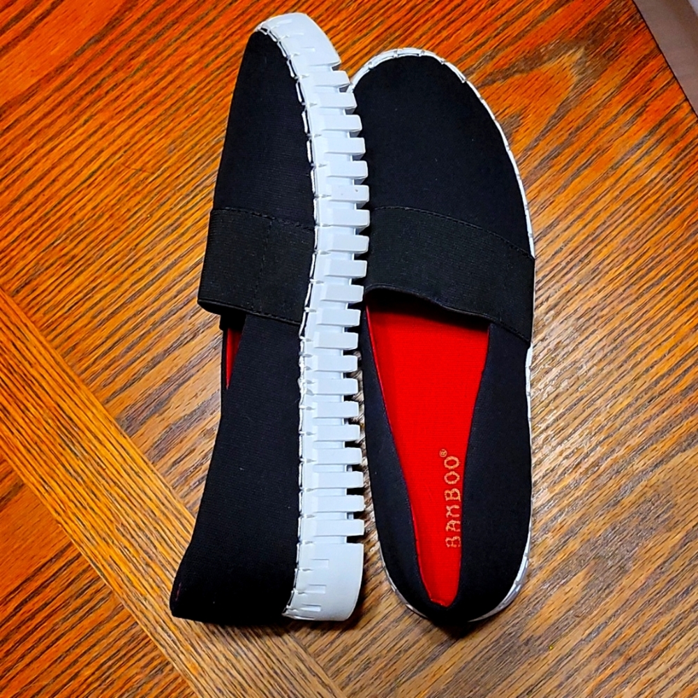 Bamboo Bounce sz 6.5 Black Slip On Sneakers With 1" White Platform Bottom
